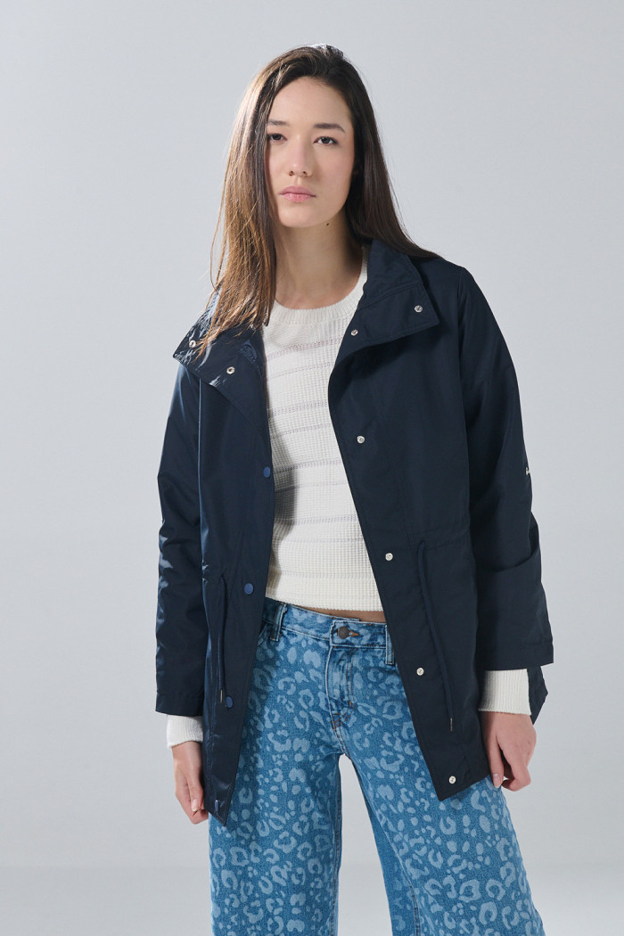 Chaqueta liviana negra con cuello alto y cintura ajustable