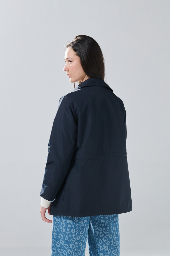 Chaqueta liviana negra con cuello alto y cintura ajustable