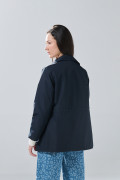 Chaqueta liviana negra con cuello alto y cintura ajustable