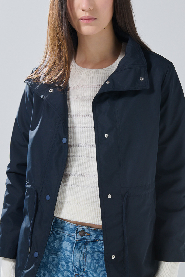 Chaqueta liviana negra con cuello alto y cintura ajustable