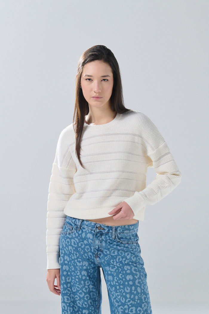 Suéter cuello redondo tejido crema con texturas de rayas
