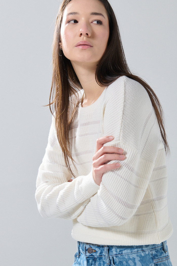 Suéter cuello redondo tejido crema con texturas de rayas
