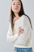 Suéter cuello redondo tejido crema con texturas de rayas
