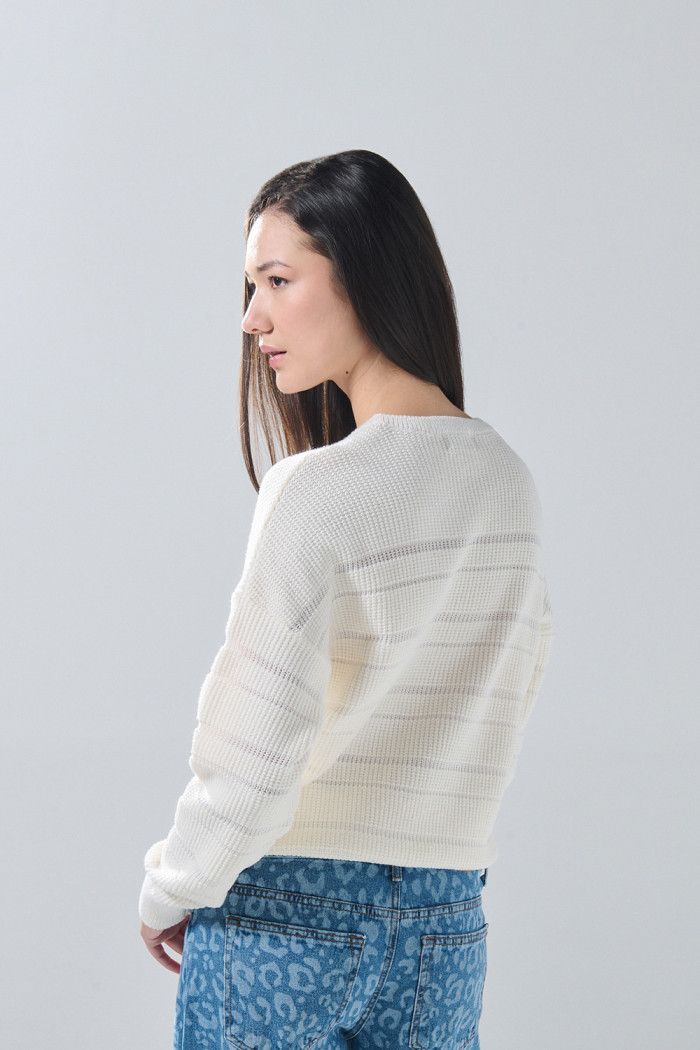 Suéter cuello redondo tejido crema con texturas de rayas
