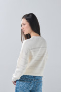 Suéter cuello redondo tejido crema con texturas de rayas

