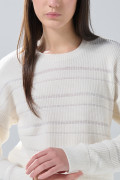 Suéter cuello redondo tejido crema con texturas de rayas
