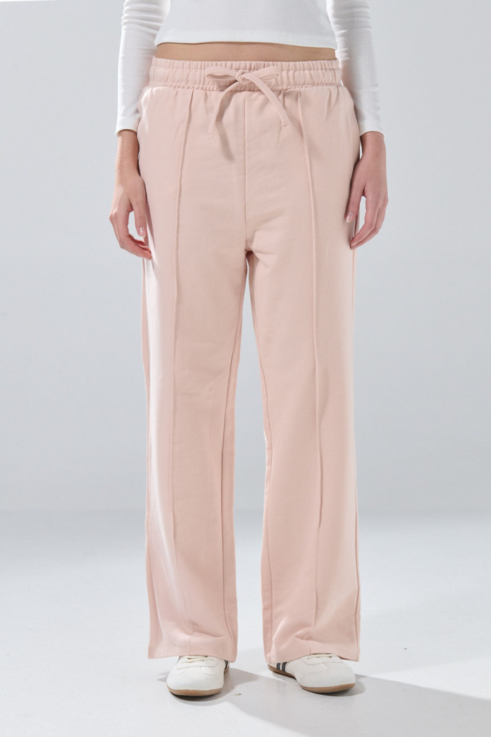 Pantalón jogger unicolor con bota ancha y vena en frente
