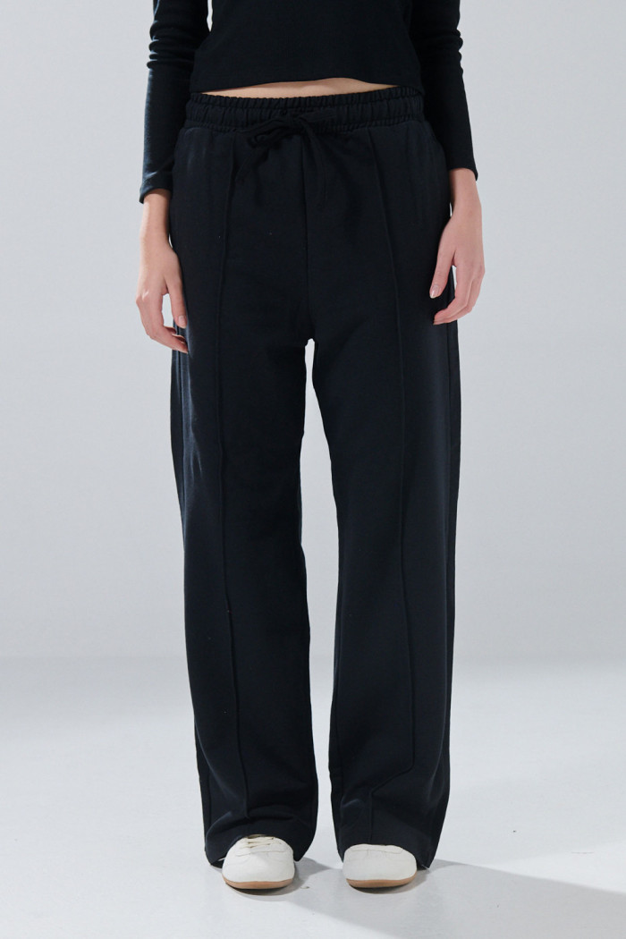 Pantalón jogger unicolor con bota ancha y vena en frente
