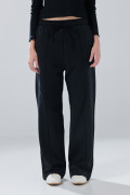 Pantalón jogger unicolor con bota ancha y vena en frente
