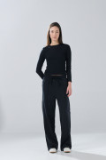 Pantalón jogger unicolor con bota ancha y vena en frente
