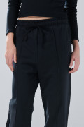 Pantalón jogger unicolor con bota ancha y vena en frente
