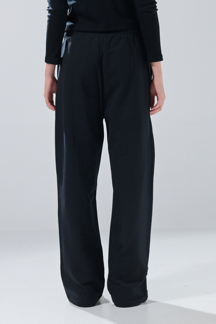Pantalón jogger unicolor con bota ancha y vena en frente
