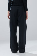 Pantalón jogger unicolor con bota ancha y vena en frente
