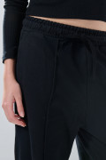 Pantalón jogger unicolor con bota ancha y vena en frente
