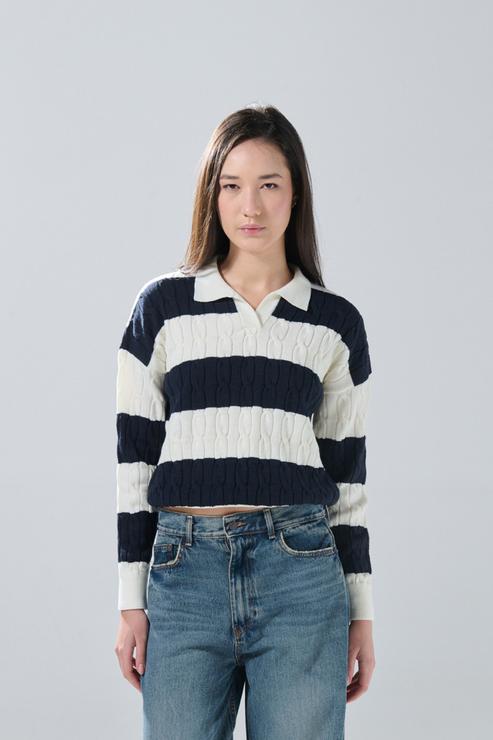 Suéter crema claro con cuello polo, texturas y rayas
