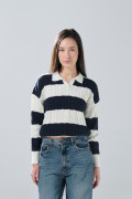 Suéter crema claro con cuello polo, texturas y rayas
