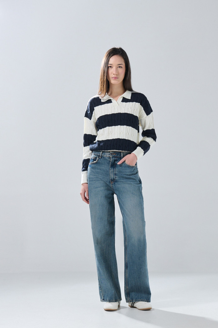 Suéter crema claro con cuello polo, texturas y rayas
