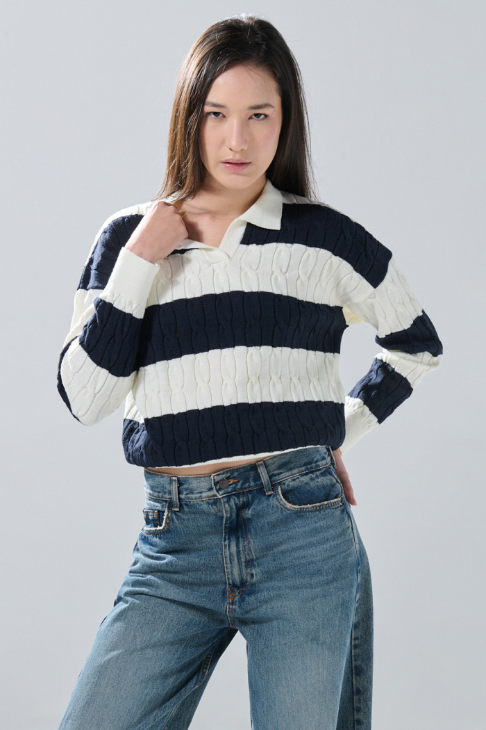Suéter crema claro con cuello polo, texturas y rayas
