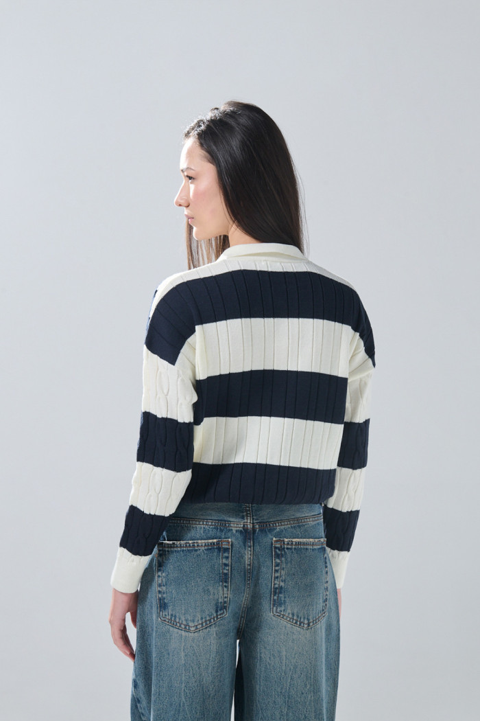 Suéter crema claro con cuello polo, texturas y rayas
