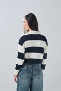 Suéter crema claro con cuello polo, texturas y rayas
