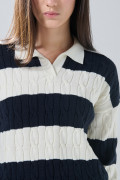 Suéter crema claro con cuello polo, texturas y rayas
