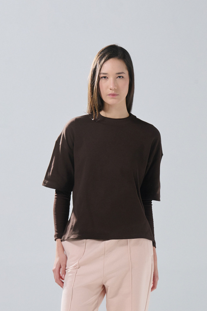 Camiseta cuello redondo oversize unicolor con aberturas
