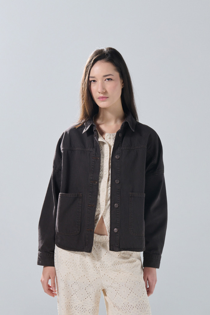 Chaqueta de jean oversize café oscura con bolsillos
