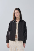 Chaqueta de jean oversize café oscura con bolsillos
