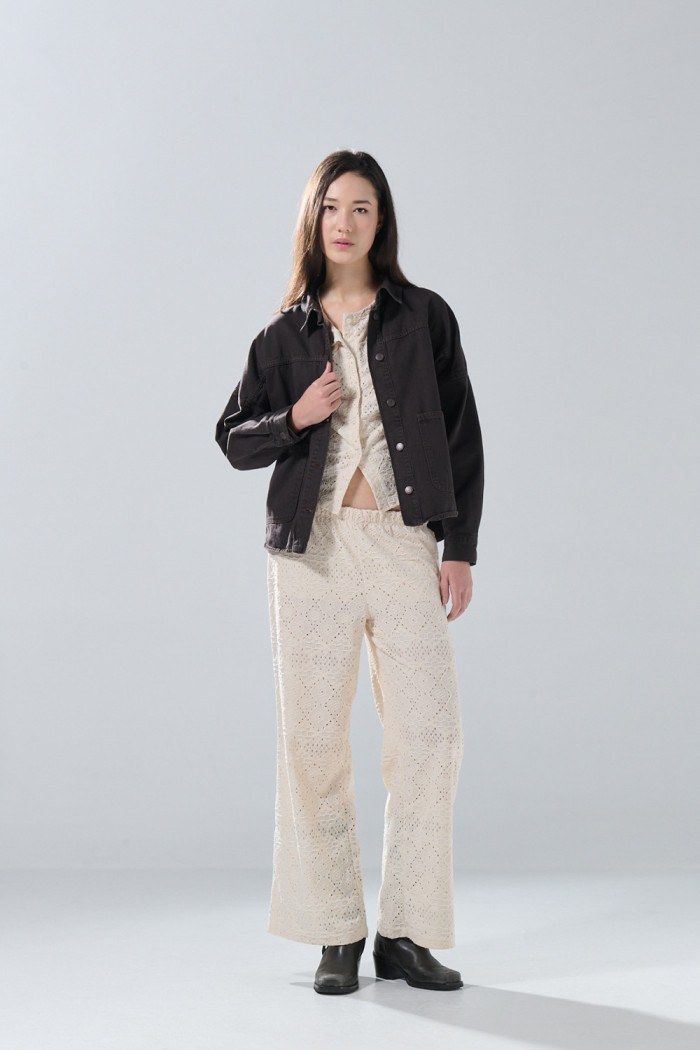 Chaqueta de jean oversize café oscura con bolsillos
