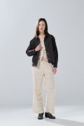 Chaqueta de jean oversize café oscura con bolsillos
