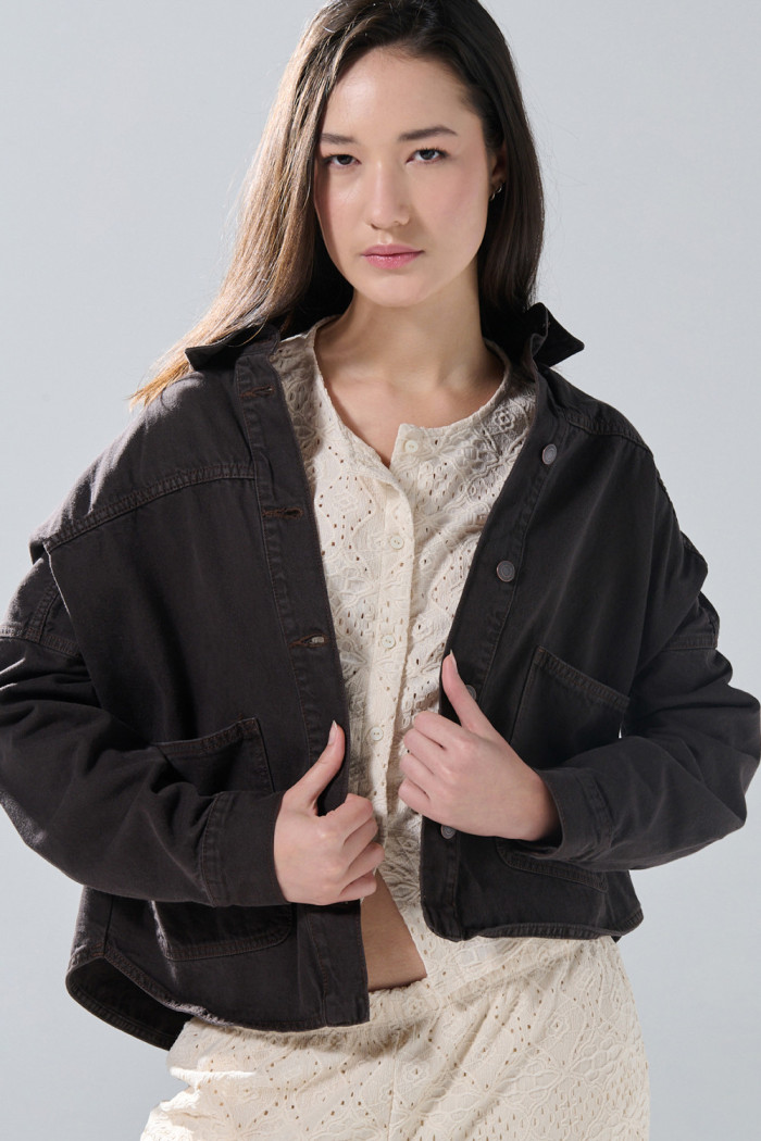 Chaqueta de jean oversize café oscura con bolsillos

