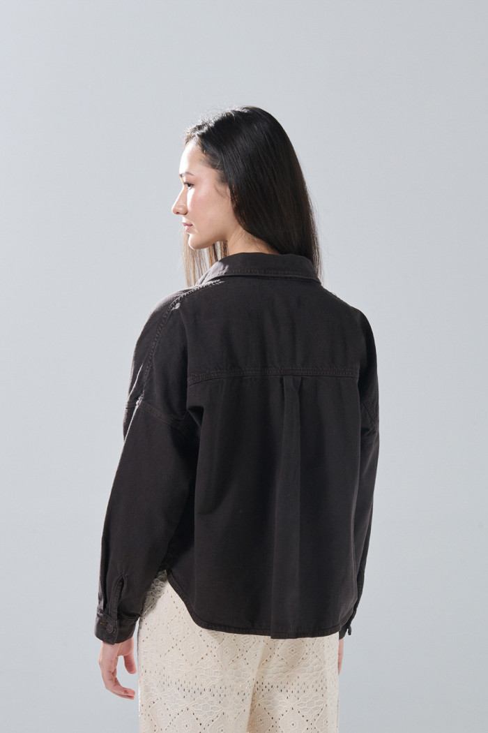Chaqueta de jean oversize café oscura con bolsillos

