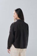 Chaqueta de jean oversize café oscura con bolsillos
