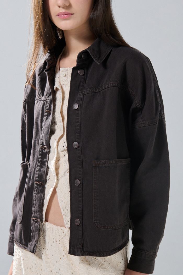 Chaqueta de jean oversize café oscura con bolsillos
