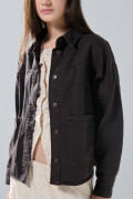 Chaqueta de jean oversize café oscura con bolsillos
