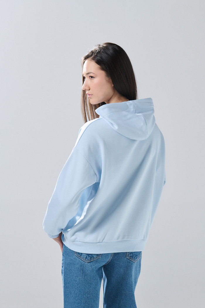 Buzo con capota azul claro oversize y diseño de Mickey
