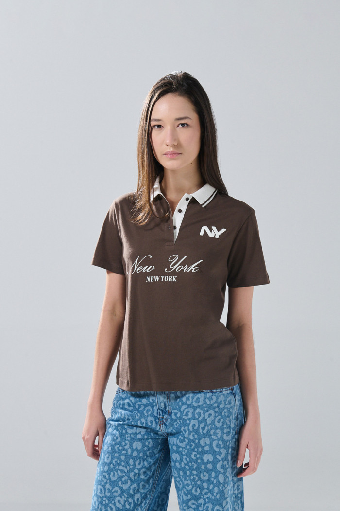 Camiseta cuello polo café oscura con estampado college
