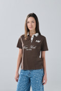 Camiseta cuello polo café oscura con estampado college
