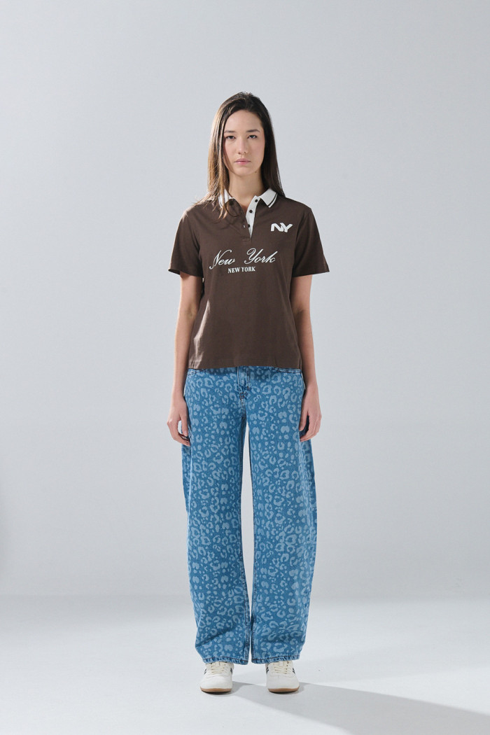 Camiseta cuello polo café oscura con estampado college
