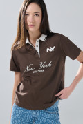 Camiseta cuello polo café oscura con estampado college

