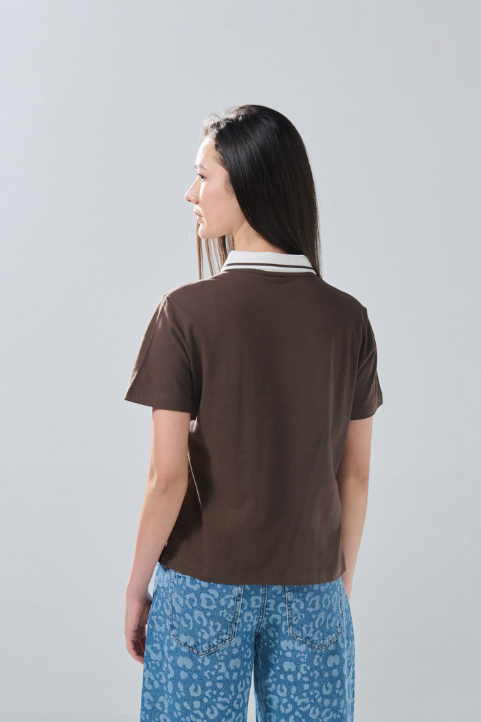 Camiseta cuello polo café oscura con estampado college
