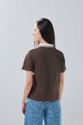 Camiseta cuello polo café oscura con estampado college
