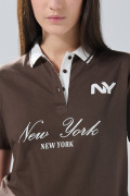 Camiseta cuello polo café oscura con estampado college
