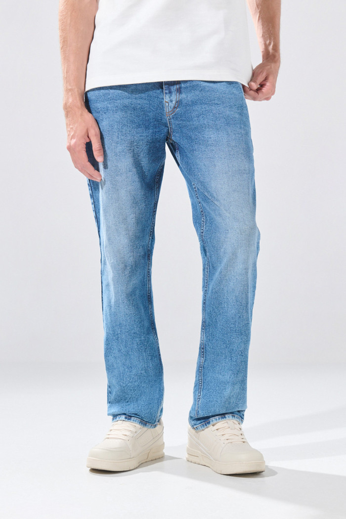 Jean infaltables straight leg azul medio con bota recta
