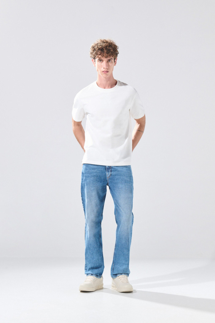Jean infaltables straight leg azul medio con bota recta
