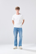 Jean infaltables straight leg azul medio con bota recta
