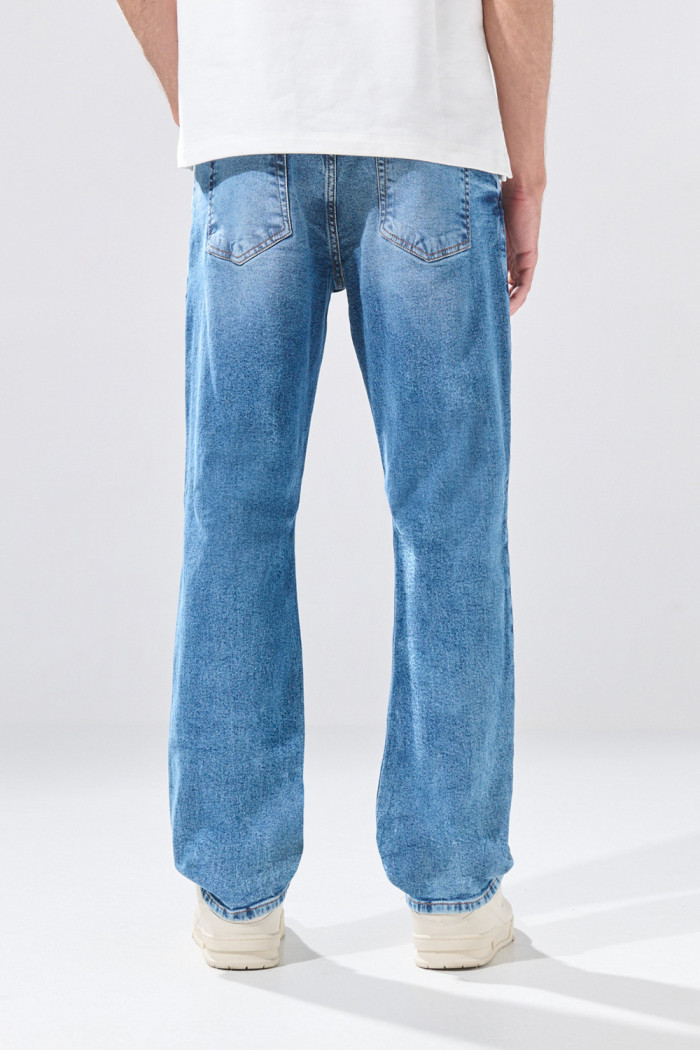 Jean infaltables straight leg azul medio con bota recta
