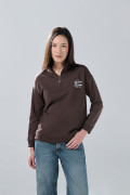 Buzo café oscuro cuello sport con arte college oversize
