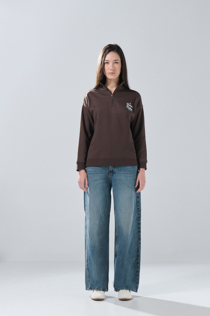 Buzo café oscuro cuello sport con arte college oversize
