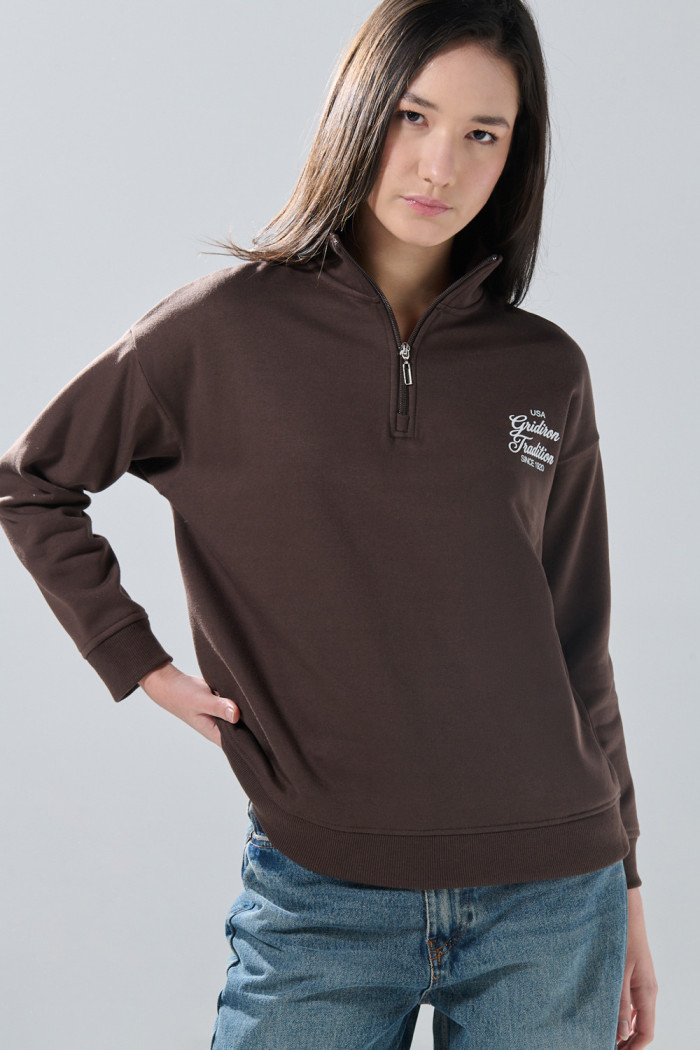 Buzo café oscuro cuello sport con arte college oversize
